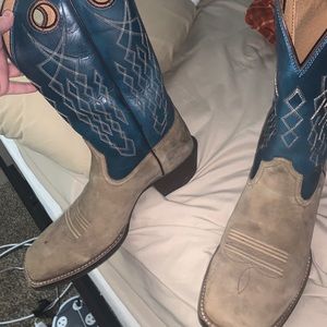 Ariat
